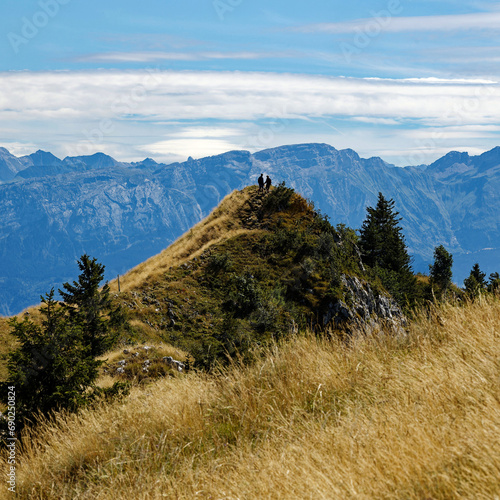 Silhouette de deux personnes en haut d'une crête d'Himerntaz dans la commune de Bellevaux dans les Alpes en été .