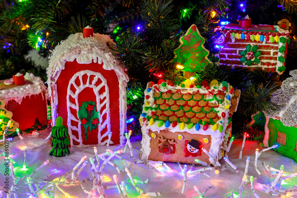 Naklejka premium Christmas tree and colorful garlands decorate this gingerbread house.
