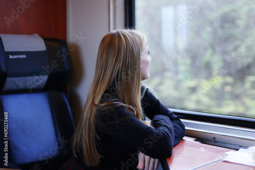 Fotografia Girl on the train looking out the window