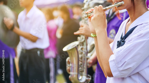 Fotografia Music instrument is being played by hands