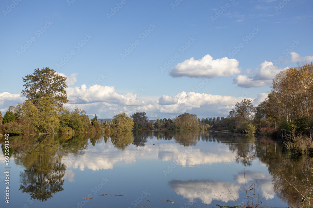 Obraz premium Sunny autumn day on the Snohomish River
