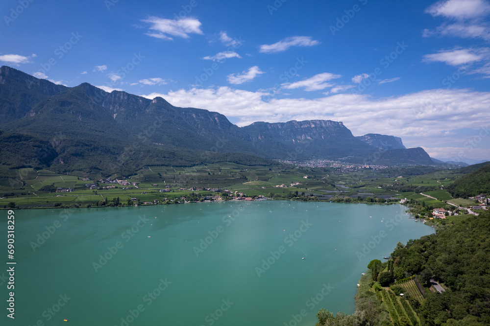 Kalterer See in Südtirol, eine Luftaufnahme