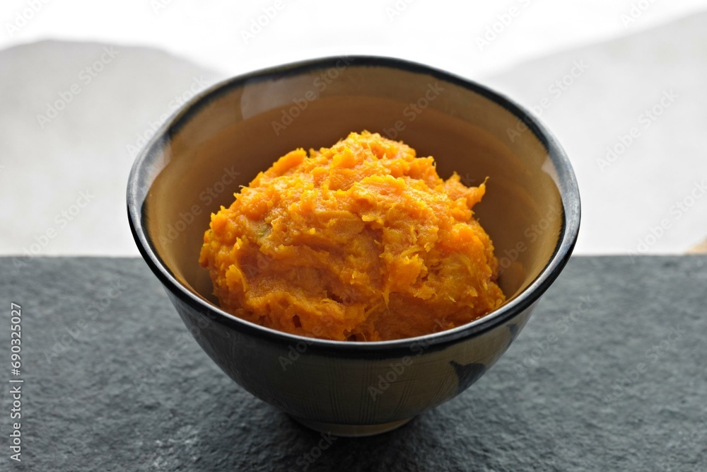 4K Image: Close-up of Creamy Mashed Pumpkin in a Serving Bowl 4K Image: Close-up of Creamy Mashed Pumpkin in a Serving Bowl