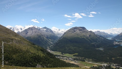 Panorama in den Schweizer Alpen bei Sankt Moritz im Sommer (Film-Schwenk von rechts nach links). photo