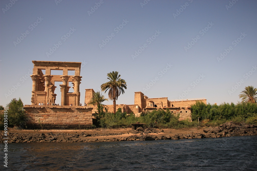 Temple de Philae (Assouan Egypte) vue globale du nil avec touristes