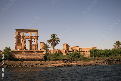 Slika na platnu Temple de Philae (Assouan Egypte) vue globale du nil avec touristes