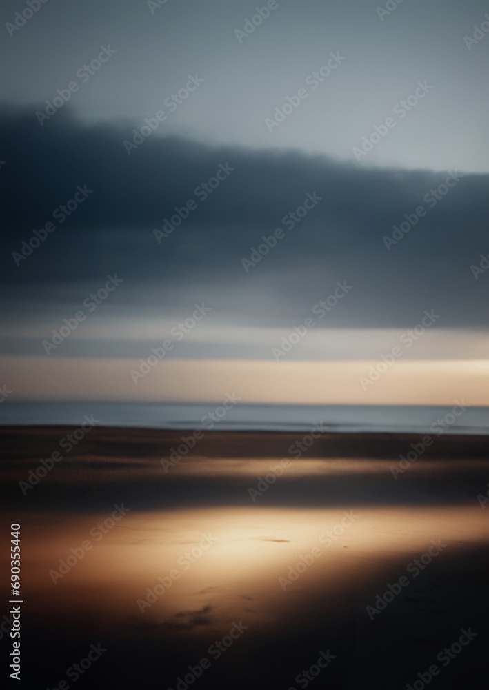 illustrazione di tramonto con spiaggia deserta e mare calmo, cielo nuvoloso - Generative AI