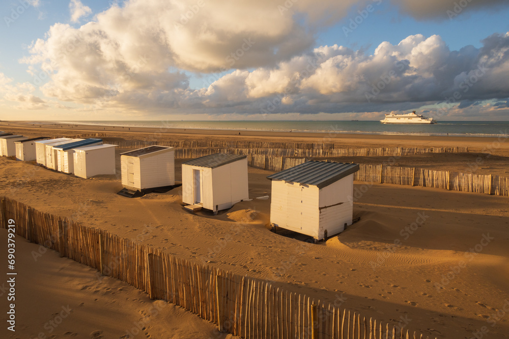 Beach in Calais harbor in France - obrazy, fototapety, plakaty 