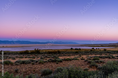 Crepusculo del atardecer en la Isla Antilope, de Utah. Vibrantes colores rosados. photo
