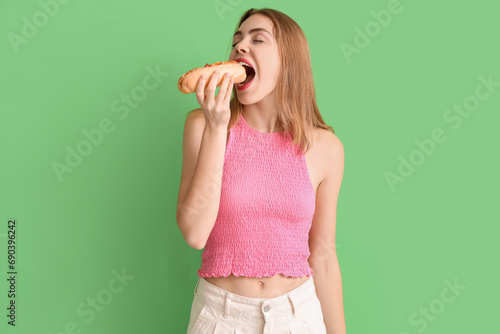 Pretty young woman eating t...