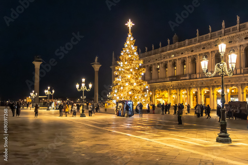 Fototapeta Naklejka Na Ścianę i Meble -  San Marco square in Venice, Italy with decorated illuminated Christmas tree