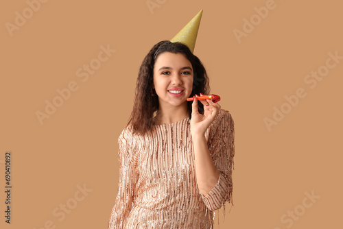 Smiling young woman in sequ...