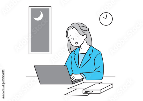 遅い時間まで残業するスーツの女性