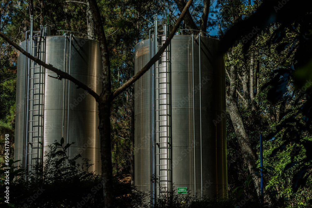 uma industria de envasamento de água mineral, com a imagem dos reservatórios em aço inox, no interior do Brasil, onde se tem as melhores fontes - obrazy, fototapety, plakaty 