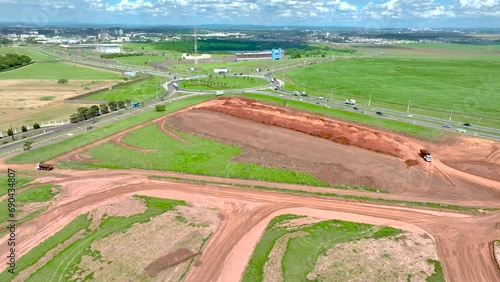 magem aérea de canteiro de obras com tratores e caminhões construindo loteamentos para um novo bairro na cidade de Paulínia, São Paulo. photo