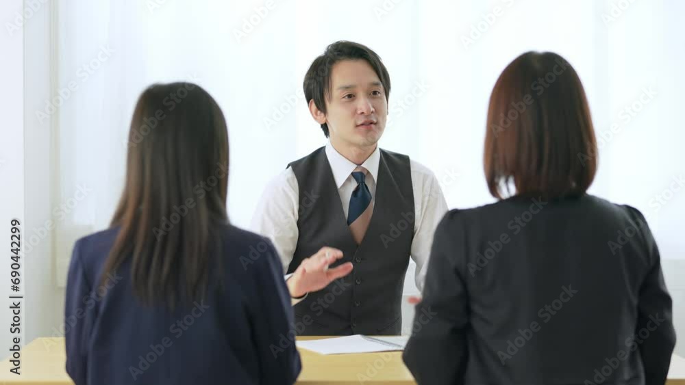 塾の講師と面談をする生徒と保護者