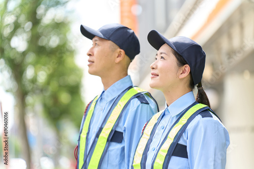 警備員の仕事をするアジア人の男女 © mapo