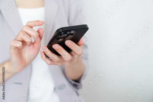 Wallpaper Mural スマホを使う女性の手元　ビジネスイメージ Torontodigital.ca