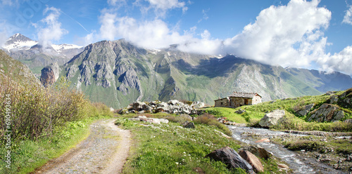 Chmin du Pian di traversagn, vallée de Bellino, Piémont, Italie 