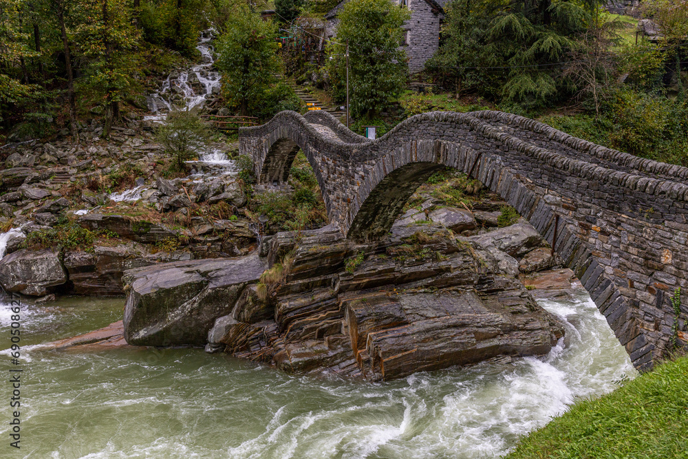 Ponte dei Salti im Verzasca Tal an einem regnerischen Tag Ponte dei Salti im Verzasca Tal an einem regnerischen Tag