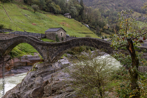 Ponte dei Salti im Verzasca Tal an einem regnerischen Tag