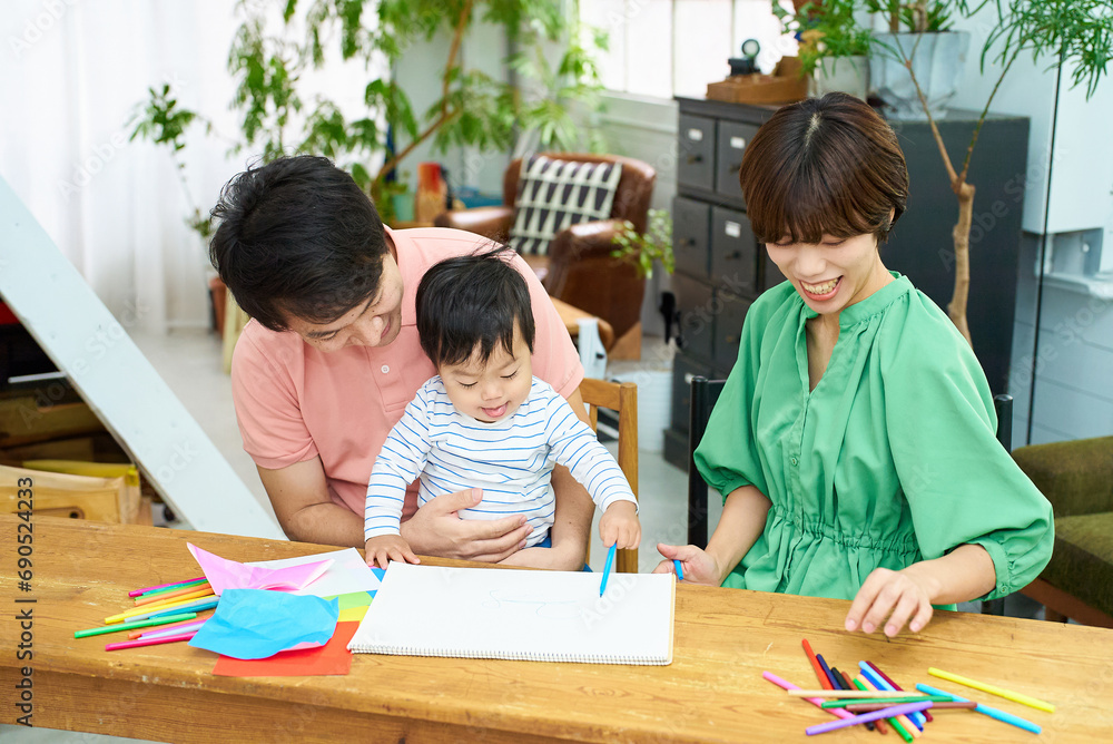 お絵描きをして遊ぶ親子 お絵描きをして遊ぶ親子