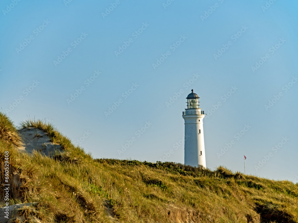Über die Dünen der dänischen Nordseeküste ragt der Leuchtturm von Hirtshals