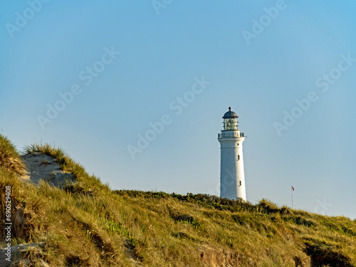 Über die Dünen der dänischen Nordseeküste ragt der Leuchtturm von Hirtshals