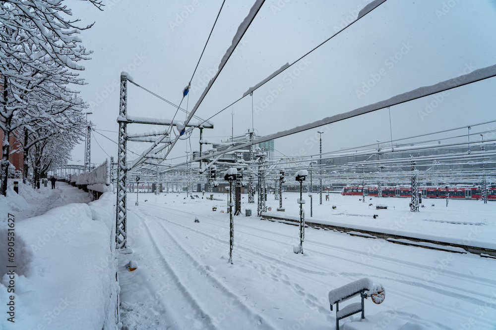 Der Münchner Hauptbahnhof tief verschneit