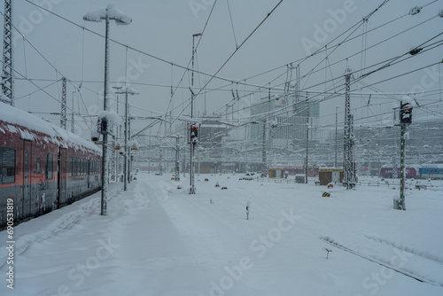 Der Münchner Hauptbahnhof tief verschneit