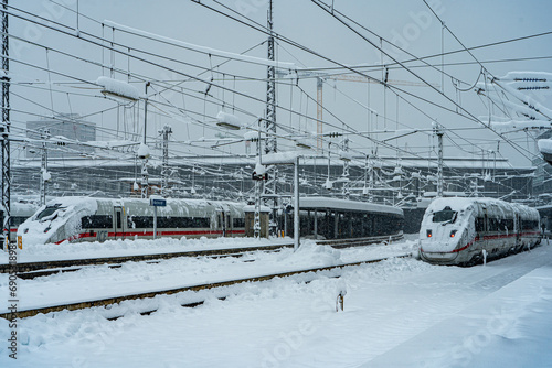 Der Münchner Hauptbahnhof tief verschneit