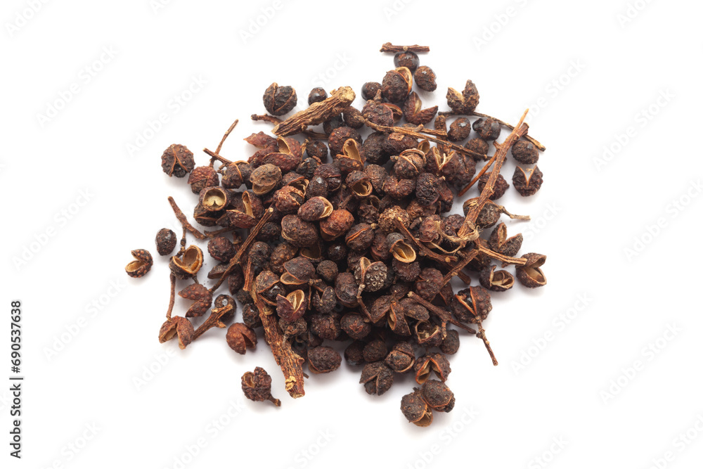 Obraz premium Close-up of Dry Tomar Seeds (Zanthoxylum armatum) isolated on a white background.