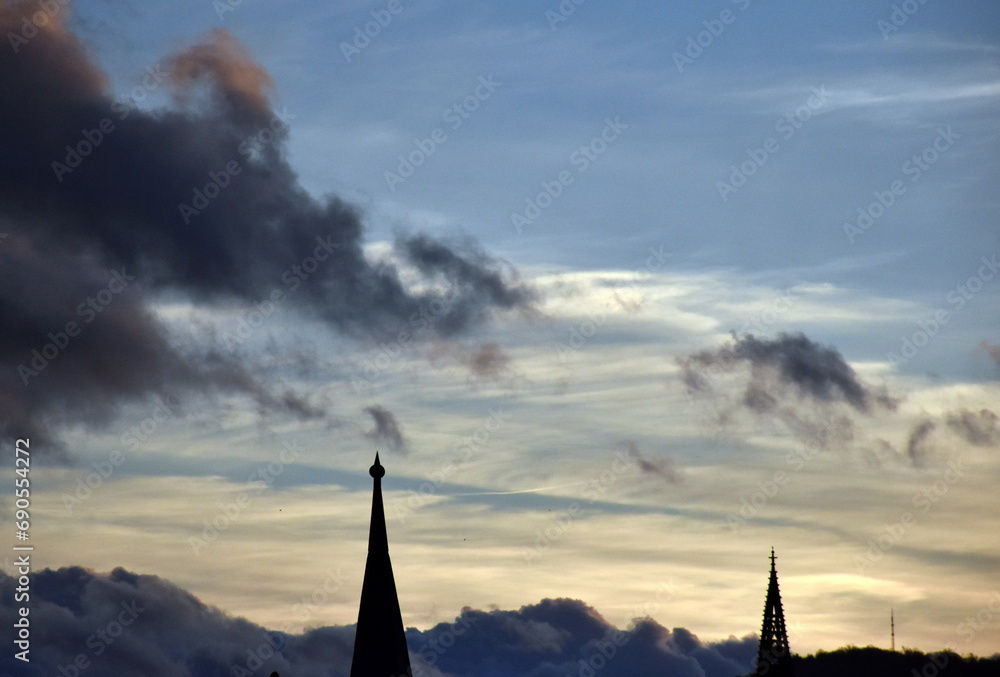 Obraz premium Kirchtürme in Freiburg unter dramatischen Wolken