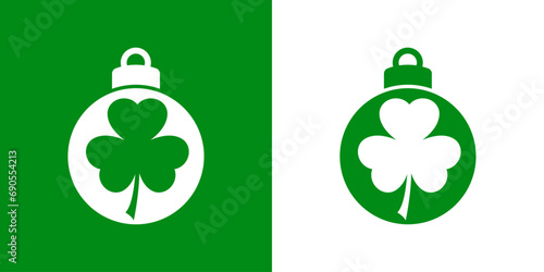 Logo con silueta de bola de navidad con trébol de 3 hojas para su uso en tarjetas y felicitaciones de Navidad o San Patricio