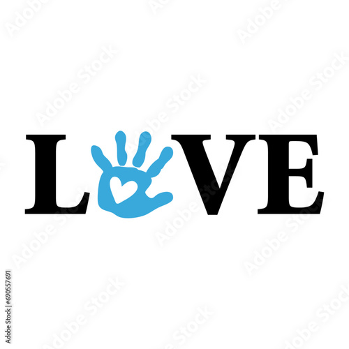 Anuncio de llegada de bebé niño. Palmas de niño con corazón. Letras palabra love con silueta de huella de manos color azul en lugar de letra O para su uso en invitaciones y tarjetas