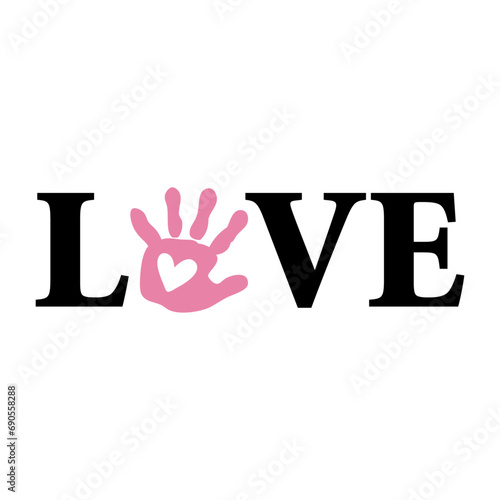 Anuncio de llegada de bebé niña. Palmas de niña con corazón. Letras palabra love con silueta de huella de manos color rosa en lugar de letra O para su uso en invitaciones y tarjetas