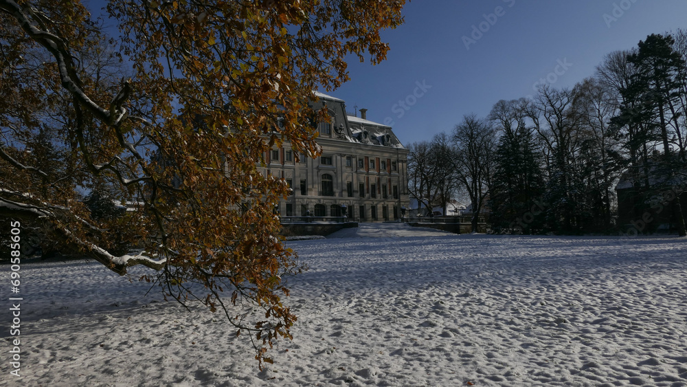 Obraz premium old house in the winter