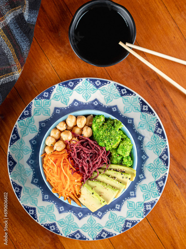 Poke com molho Shoyu