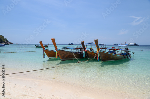 Long-tail wooden boats anchored on tropical sea in andaman © Aurel