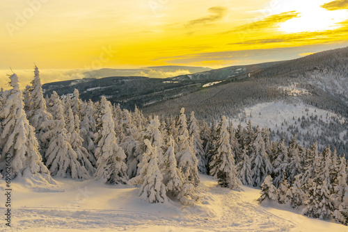 Zimowy krajobraz w Karkonoszach o zachodzie słońca, na Skalnym Stole