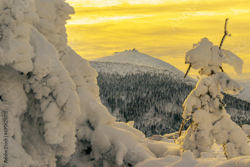 Fototapeta Naklejka Na Ścianę i Meble -  Magiczny Zimowy Krajobraz: Śnieżka w Karkonoszach