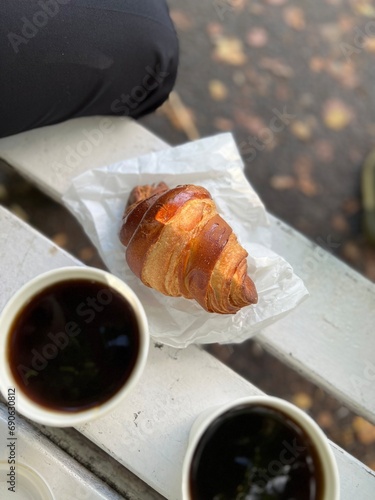 kawa i croissant na wynos, kawa w parku,