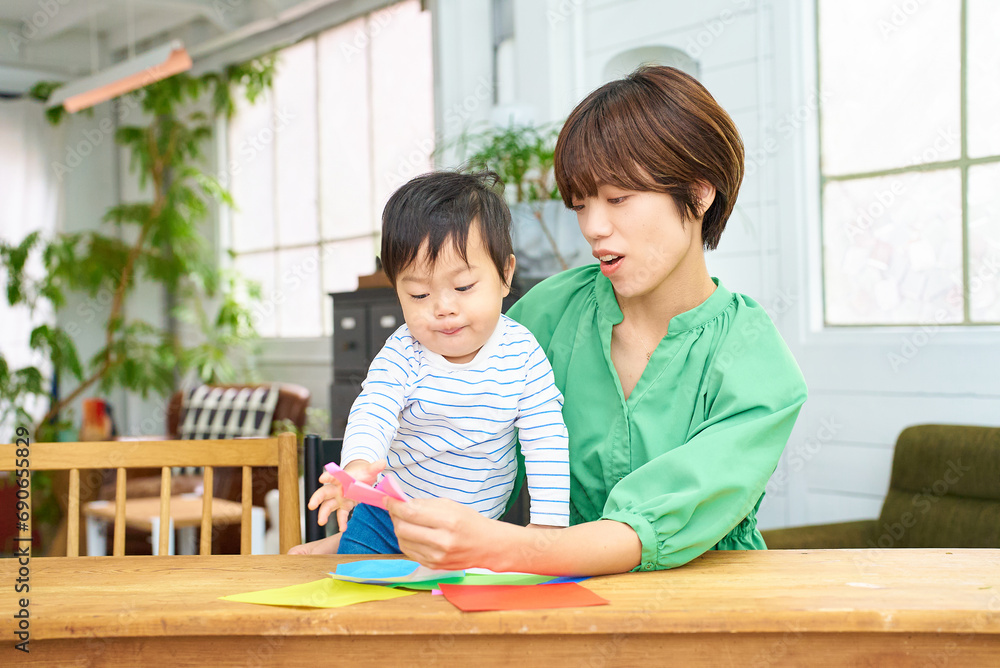 折り紙をして遊ぶ親子 折り紙をして遊ぶ親子
