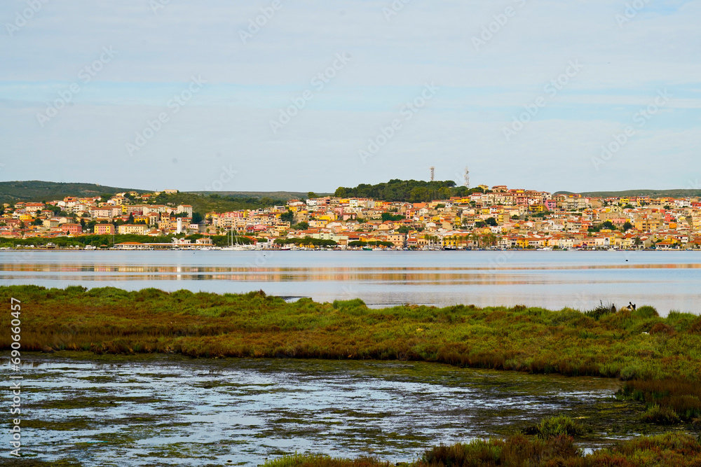 Il borgo di Sant'Antioco e le barche dei pescatori visti dallo stagno Santa Caterina. Sardegna, Italia