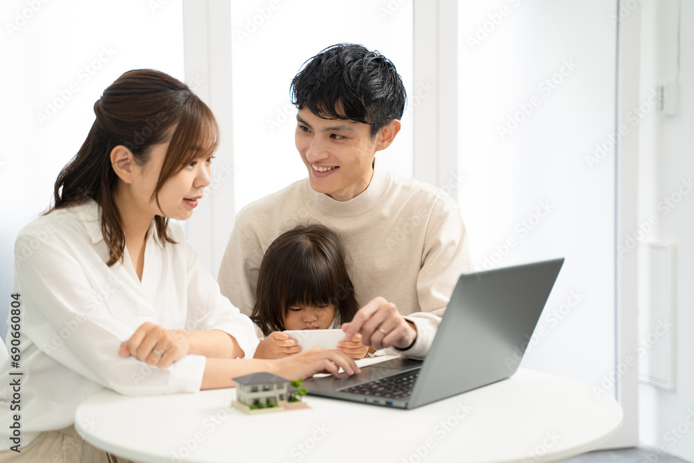 新しい家を計画する幸せな家族