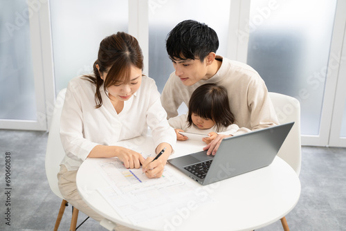 年末調整と保険料控除の書類作成する家族 photo
