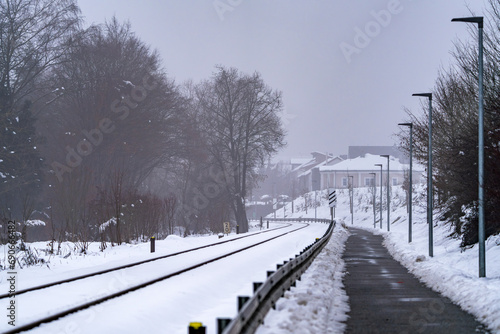 Bahngleis im Winter an einem Weg © Harald Schindler