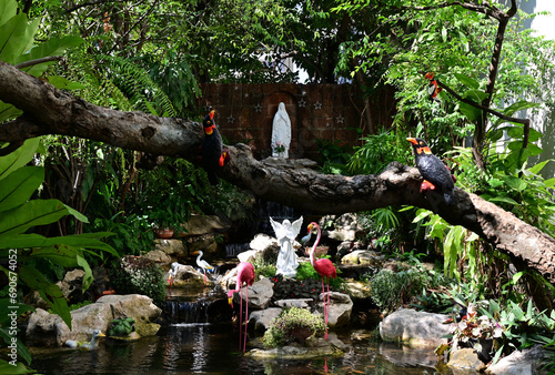Foto Statue of Our lady of grace virgin Mary view with natural background in the rock cave at Thailand