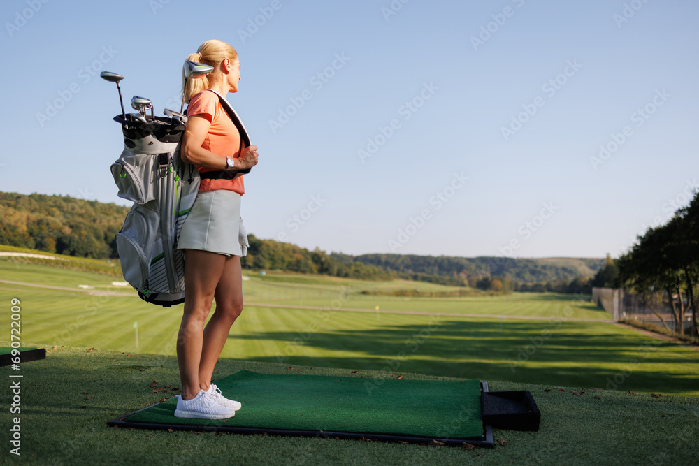 Fototapeta premium Blonde Beauty on the Golf Course Path