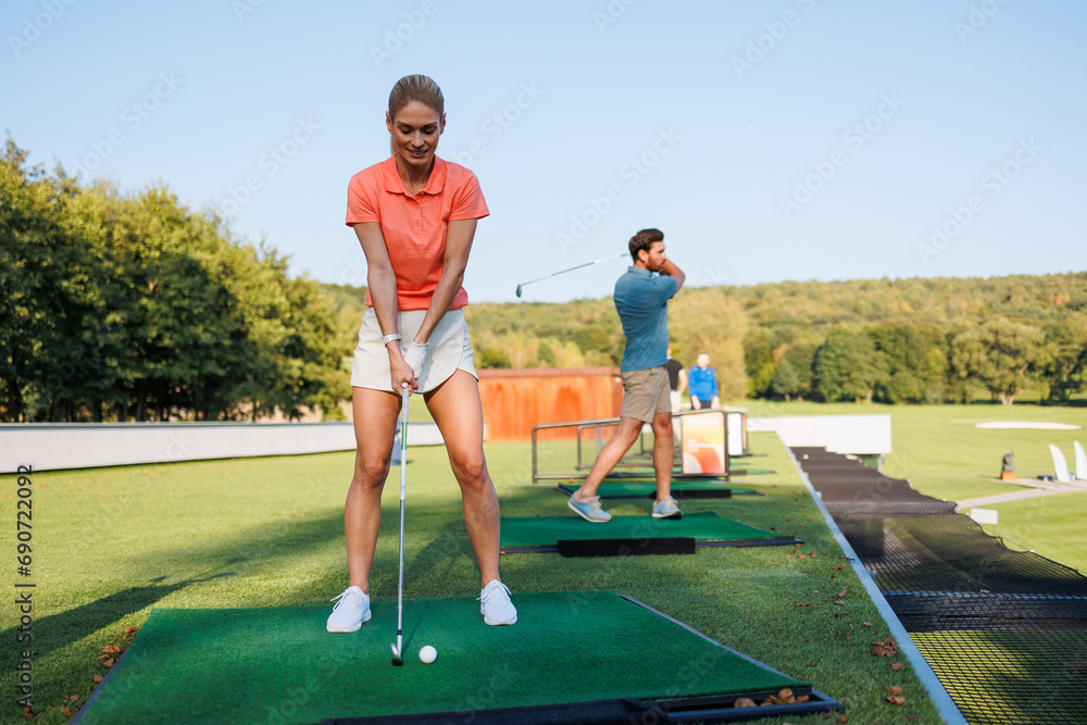 Obraz premium Greenside Romance: Tee Time Together